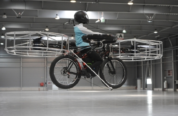 Ačkoliv to možná nevypadá, velkou část konstrukce létajícího kola tvoří běžné cyklistické součástky.