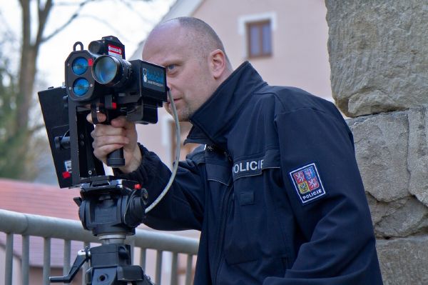 Měření rychlosti je oblíbenou zábavou dopravní police. A na zemi nezáleží (ilustrační foto). Měření rychlosti je oblíbenou zábavou dopravní police. A na zemi nezáleží (ilustrační foto).