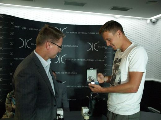 Tomáš Berdych si prohlíží vlastní dílo. Jako vášnivý sběratel hodinek má do sbírky sedmnáctý kousek.