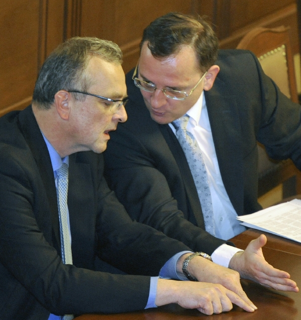 Ministr financí Miroslav Kalousek (vlevo) a premiér Petr Nečas.