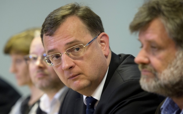 Premiér Nečas by měl vyvodit důsledky a odstoupit, tvrdí politologové.