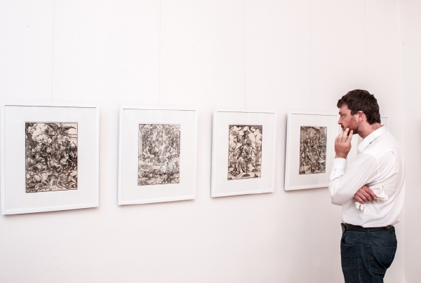 Ředitel liberecké galerie Jan Randáček a grafiky Albrechta Dürera.