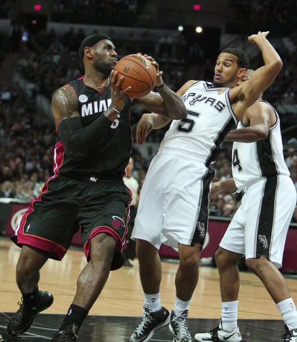 Domácí San Antonio Spurs prohráli s basketbalisty Mimami Heat. Domácí San Antonio Spurs prohráli s basketbalisty Mimami Heat.