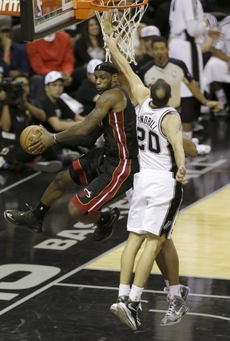 Hvězda Miami Heat LeBron James (vlevo) a Manu Ginobili ze San Antonio Spurs.