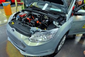 Pod kapotou se skrývá motor na elektrický pohon.