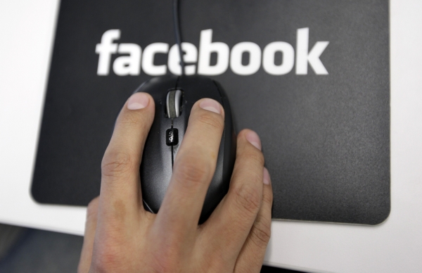 Facebook představil "klikací hashtagy".