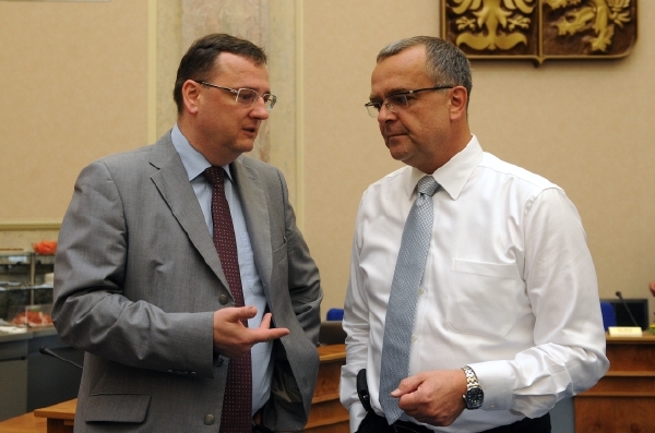 Premiér Petr Nečas (vlevo) a ministr financí Miroslav Kalousek.