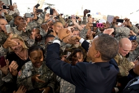 Další invaze? Obama mezi svými vojáky ve Fort Bliss v El Pasu, Texas.