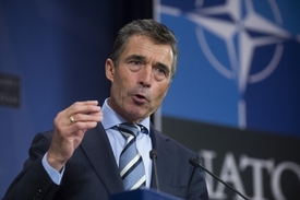 Šéf NATO Anders Fogh Rasmussen oficiálně stále doufá v politické řešení konfliktu v Sýrii.