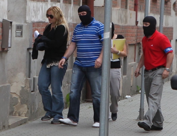 Policisté přivádějí 14. června zadrženou nejbližší spolupracovnici premiéra Petra Nečase Janu Nagyovou na policejní služebnu v ostravské Masné ulici.