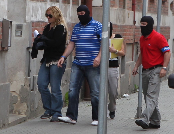 Policisté přivádějí 14. června zadrženou nejbližší spolupracovnici premiéra Petra Nečase Janu Nagyovou na policejní služebnu v ostravské Masné ulici. 