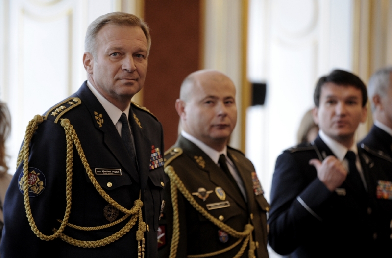 Ministr obrany Vlastimil Picek (vlevo) a bývalý ředitel Vojenského zpravodajství Ondrej Páleník. Ministr obrany Vlastimil Picek (vlevo) a bývalý ředitel Vojenského zpravodajství Ondrej Páleník.