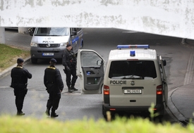 Na snímku jsou hlídkující policisté u budovy soudu.