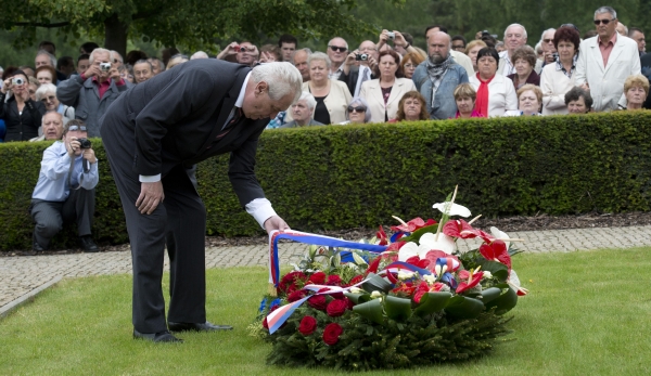 Prezident Miloš Zeman v Lidicích řekl, že vznesená obvinění považuje za velmi závažná. Prezident Miloš Zeman v Lidicích řekl, že vznesená obvinění považuje za velmi závažná.