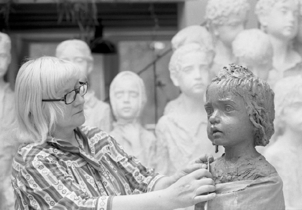 Akademická sochařka Marie Uchytilová-Kučová při práci na návrhu pomníku lidických dětí, které byly násilně vyrvány svým matkám a umučeny německými nacisty v polském Chelmu. Akademická sochařka Marie Uchytilová-Kučová při práci na návrhu pomníku lidických dětí, které byly násilně vyrvány svým matkám a umučeny německými nacisty v polském Chelmu.