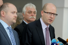 ČSSD doufá, že skončí agonie, která nyní v Česku panuje, a premiér Nečas konečně odstoupí.