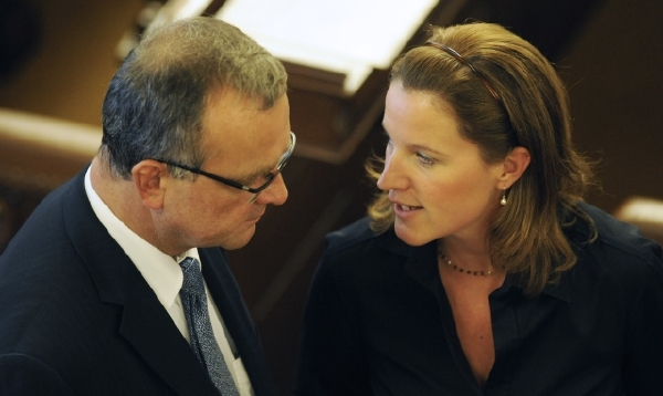 Ministr financí Miroslav Kalousek a vicepremiérka Karolína Peake.