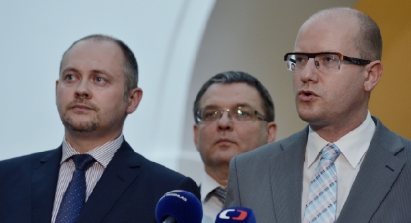 Vlevo místopředseda sociální demokracie Michal Hašek, vpravo Bohuslav Sobotka. Vlevo místopředseda sociální demokracie Michal Hašek, vpravo Bohuslav Sobotka.