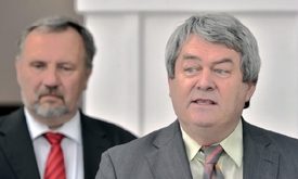 Poslanec Pavel Kováčik a předseda KSČM Vojtěch Filip (vpravo).