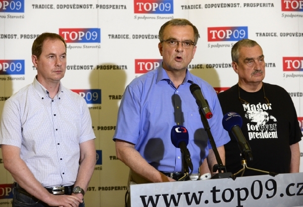Zleva předseda poslaneckého klubu TOP 09 Petr Gazdík, ministr financí Miroslav Kalousek a ministr zahraničí Karel Schwarzenberg. Zleva předseda poslaneckého klubu TOP 09 Petr Gazdík, ministr financí Miroslav Kalousek a ministr zahraničí Karel Schwarzenberg.
