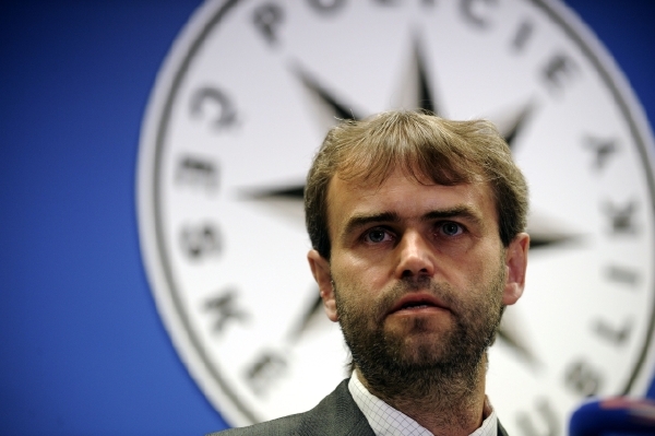 Detektivové ÚOOZ dopadli skupinu, která přepadávala auta převážející peníze. Na snímku ředitel útvaru Robert Šlachta. Detektivové ÚOOZ dopadli skupinu, která přepadávala auta převážející peníze. Na snímku ředitel útvaru Robert Šlachta.