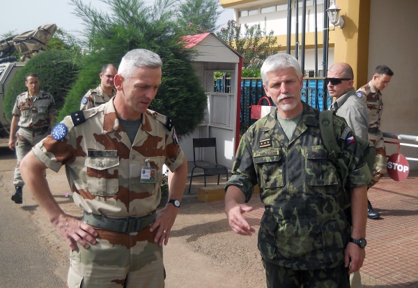 Velitel výcvikové mise Evropské unie v Mali Françoise Lecointre (vlevo) a náčelník generálního štábu české armády Petr Pavel při jednání na základně mise v Bamaku.