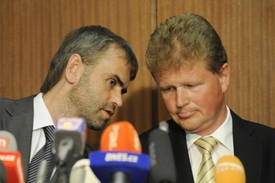 Robert Šlachta, ředitel ÚOOZ (vlevo), a olomoucký vrchní státní zástupce Ivo Ištvan.