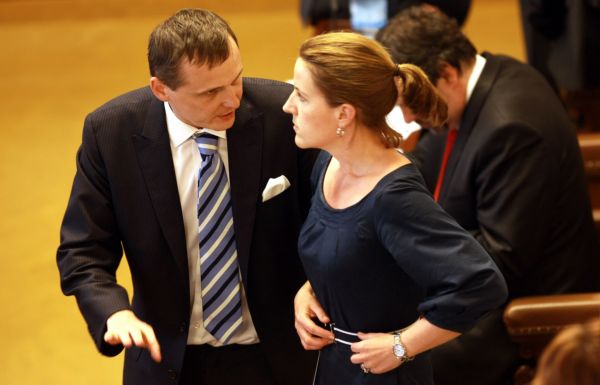 Bývalí spojenci a nyní nesmiřitelní soupeři. Předseda VV Vít Bárta a šéfka strany LIDEM a vicepremiérka Karolína Peak. 