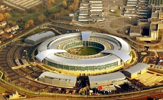 Sídlo britské špionážní služby Government Communications Headquarters (GCHQ), která prolsula odposloucháváním politiků a diplomatů na Summitu G-20 roku 2008 v Londýně.