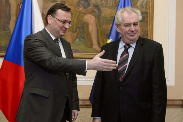 Demisi má Miloši Zemanovi předat Petr Nečas v pondělí večer. Demisi má Miloši Zemanovi předat Petr Nečas v pondělí večer.