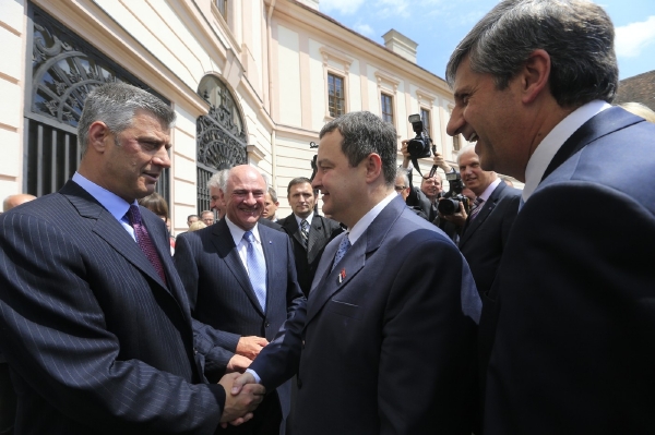Kosovský premiéra Thaçi a jeho srbský protějšek Dačič se potřásli rukama 16. června 2013 v Vídni. 