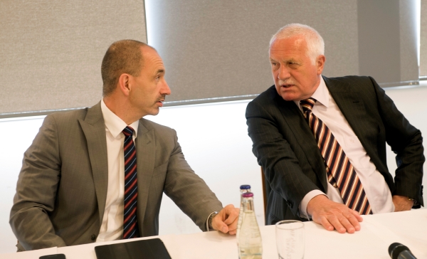 Václav Klaus při hovoru s místopředsedou ODS Martinem Kubou.