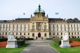 Strakova akademie je místem, kde sídlí Úřad vlády ČR.