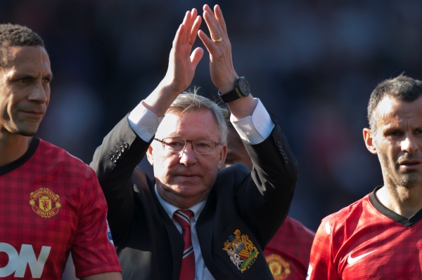 Sir Alex Ferguson obklopen svými svěřenci. Sir Alex Ferguson obklopen svými svěřenci.