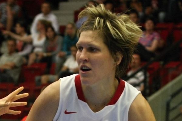 Jana Veselá navzdory zranění zůstane s českými basketbalistkami. Jana Veselá navzdory zranění zůstane s českými basketbalistkami.