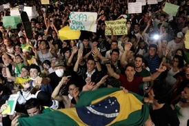 Demonstrace u parlamenu v Rio de Janeiru.