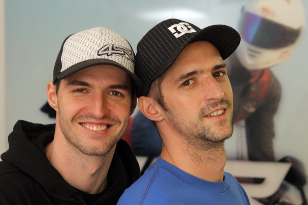Bratři Smržové, vlevo mladší Matěj, vpravo třicetiletý Jakub. Bratři Smržové, vlevo mladší Matěj, vpravo třicetiletý Jakub.