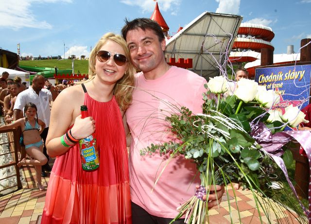 Karolína Milerová je dědičkou autorských práv na Krtečka. Zapózovala s majitelem parku Tatralandia.