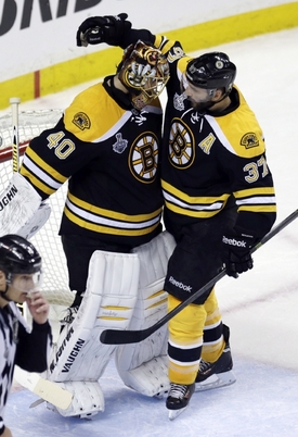 Patrice Bergeron gratuluje Raskovi k čistému kontu.