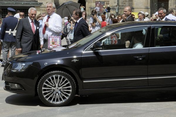 Prezident Miloš Zeman, šéf Škoda Auto Winfried Vahland a modernizovaná Škoda Superb. 