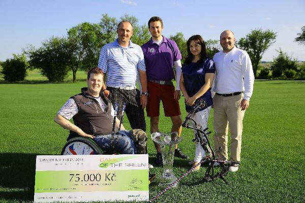 Tři členové vítězného kvarteta Raiffeisenbank s obřím putovním pohárem (zleva Matúš Džavan, Martin Pejša a Miroslav Holub), který jim předala předsedkyně představenstva společnosti Partners Kateřina Palková, a David Drahonínský se symbolickým šekem. Tři členové vítězného kvarteta Raiffeisenbank s obřím putovním pohárem (zleva Matúš Džavan, Martin Pejša a Miroslav Holub), který jim předala předsedkyně představenstva společnosti Partners Kateřina Palková, a David Drahonínský se symbolickým šekem.