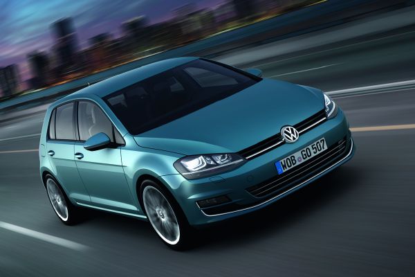Ani novinky, jako třeba VW Golf nové generace, pokles nákupů nezastavily.