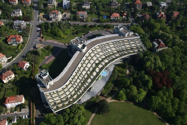 Hotel Praha v Dejvicích na leteckém snímku.