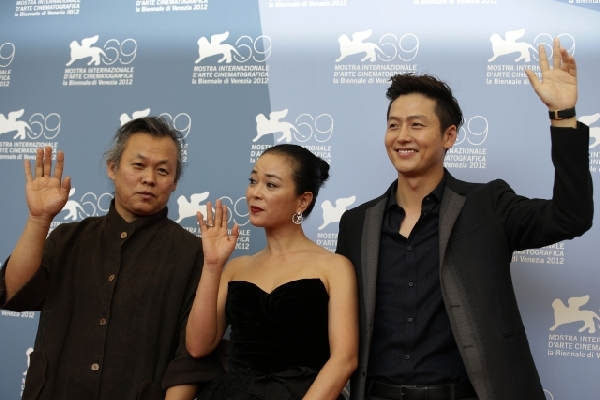 Režisér Kim Ki-duk(vlevo) s herečkou Cho Min Souu a hercem Lee Jungem Jinem na festivalu v Benátkách, kde získali hlavní cenu za film Pieta.