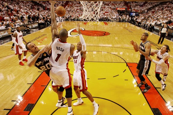 Basketbalisté Miami si vynutili rozhodující sedmý zápas o titul se San Antoniem po výhře 103:100 po prodloužení. Basketbalisté Miami si vynutili rozhodující sedmý zápas o titul se San Antoniem po výhře 103:100 po prodloužení.