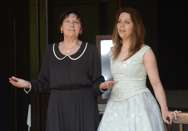 Zpěvačky Aneta Langerová (vpravo) a Marta Kubišová vystoupily 12. června v Praze na tiskové konferenci Divadla Ungelt k premiéře komorního muzikálu Touha jménem Einodis. Zpěvačky Aneta Langerová (vpravo) a Marta Kubišová vystoupily 12. června v Praze na tiskové konferenci Divadla Ungelt k premiéře komorního muzikálu Touha jménem Einodis.