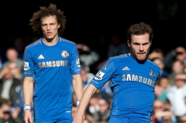 David Luiz (vlevo) a Juan Mata by mohli posílit španělskou Barcelonu.