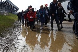 Loni počasí britské Grand Prix příliš nepřálo.