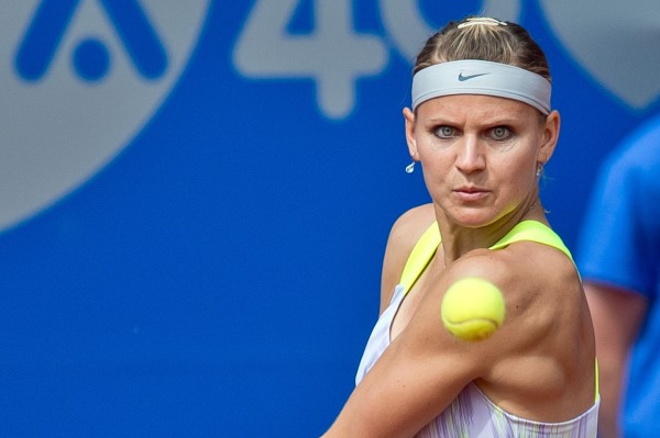 Lucie Šafářová si před Wimbledonem připsala cenné vítězství nad světovou čtrnáctkou Samanthou Stosurovou a na trávě v Eastbourne postoupila do čtvrtfinále.