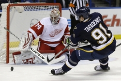Mrázek během své premiéry v NHL.